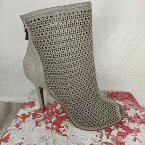 Chinese Laundry "Jupiter Micro Sue Gray" peep toe suede ankle boots size 8
